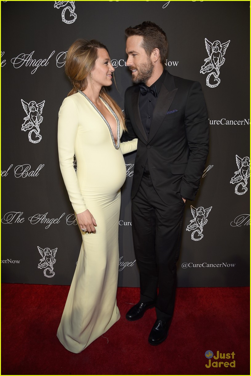 blake lively accentuates baby bump with a beaming ryan reynolds 18