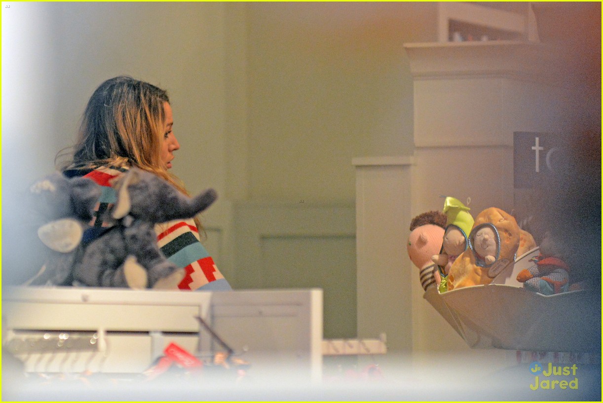 pregnant blake lively goes shopping for baby clothes 15