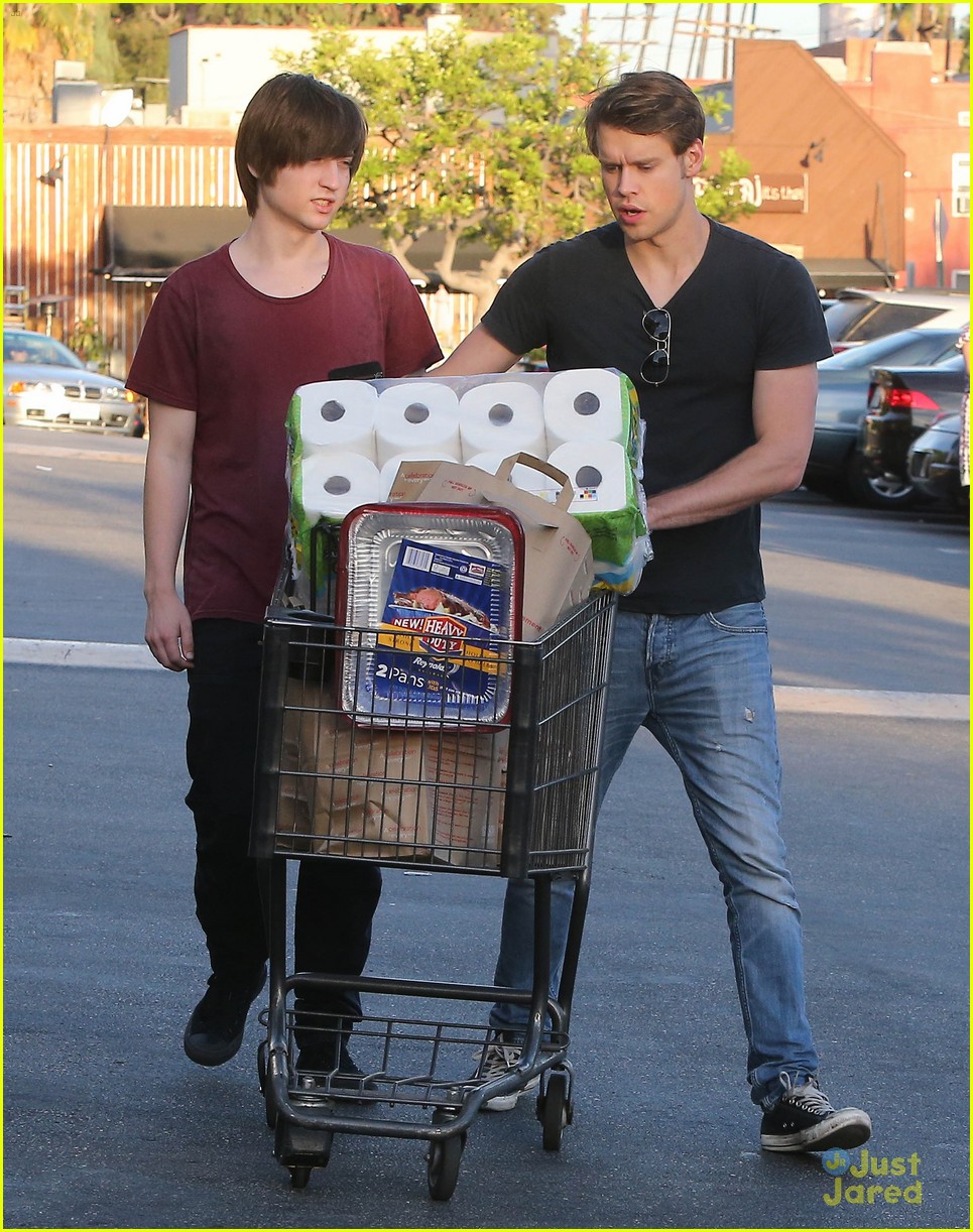 chord overstreet shopping before dodgers game 01