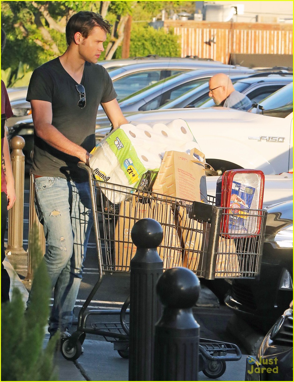 chord overstreet shopping before dodgers game 03