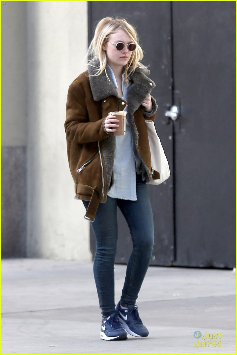 dakota fanning doesnt mind the chill in nyc 01