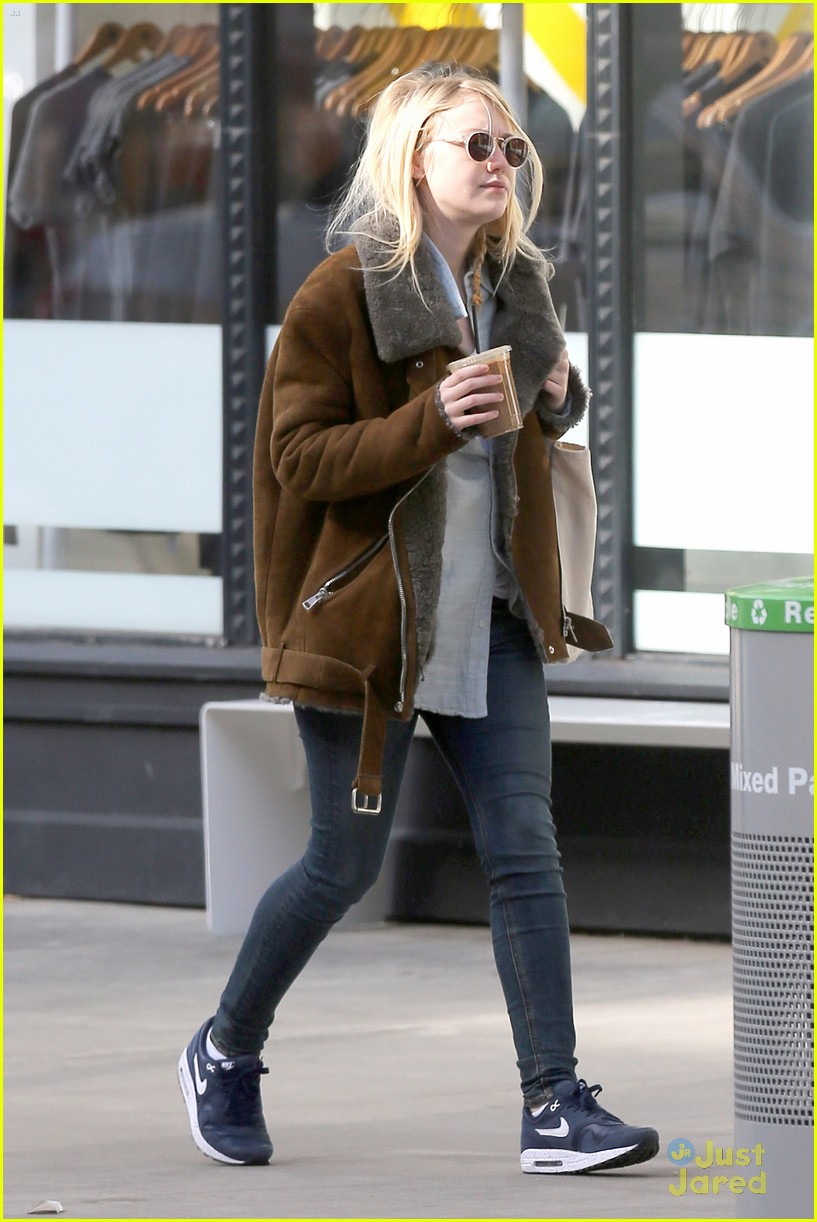 dakota fanning doesnt mind the chill in nyc 03