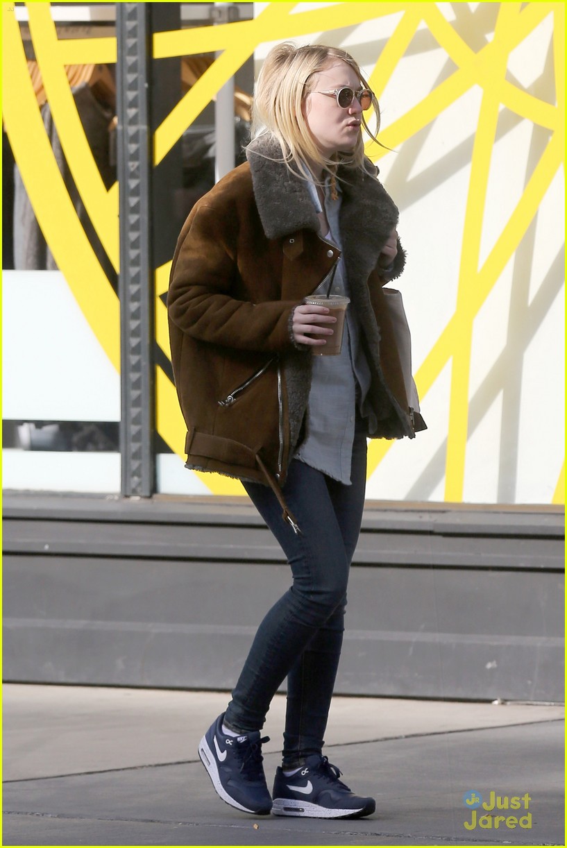 dakota fanning doesnt mind the chill in nyc 05