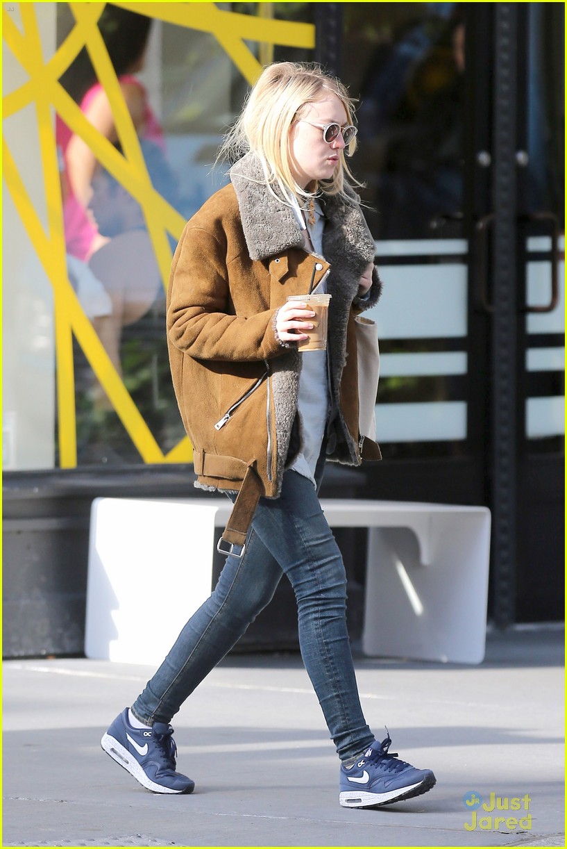 dakota fanning doesnt mind the chill in nyc 08