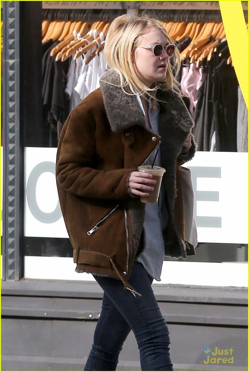 dakota fanning doesnt mind the chill in nyc 16