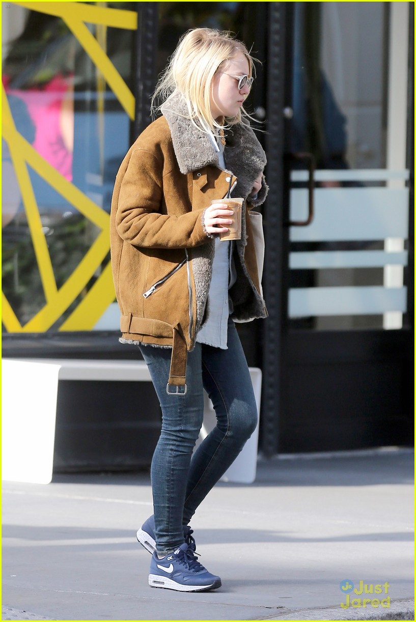 dakota fanning doesnt mind the chill in nyc 17