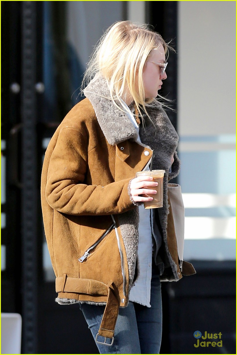 dakota fanning doesnt mind the chill in nyc 18