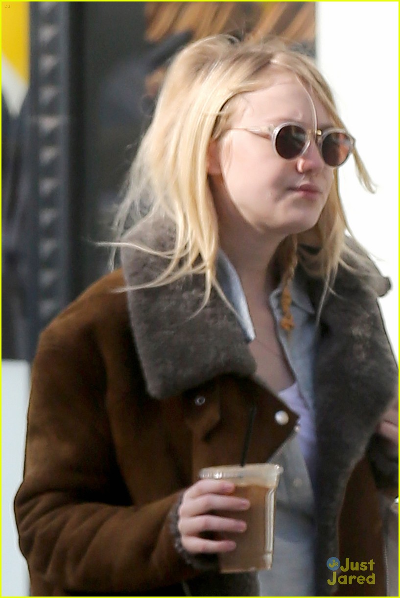 dakota fanning doesnt mind the chill in nyc 19