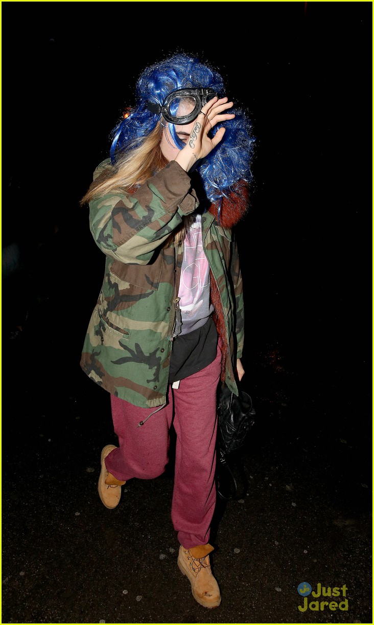 cara delevingne wears blue wig thorpe park fright night 05