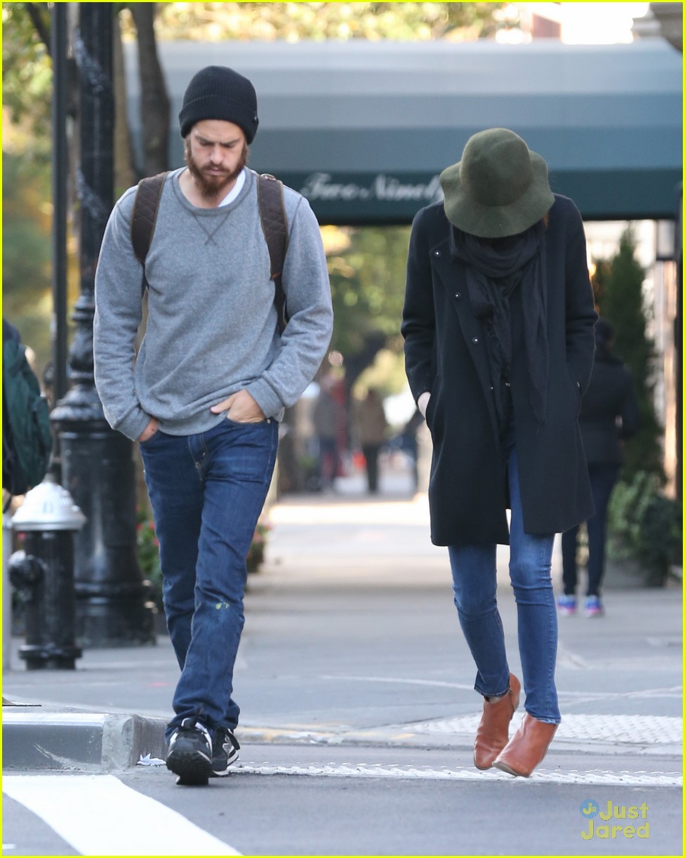 emma stone gets shy during stroll with andrew garfield 09