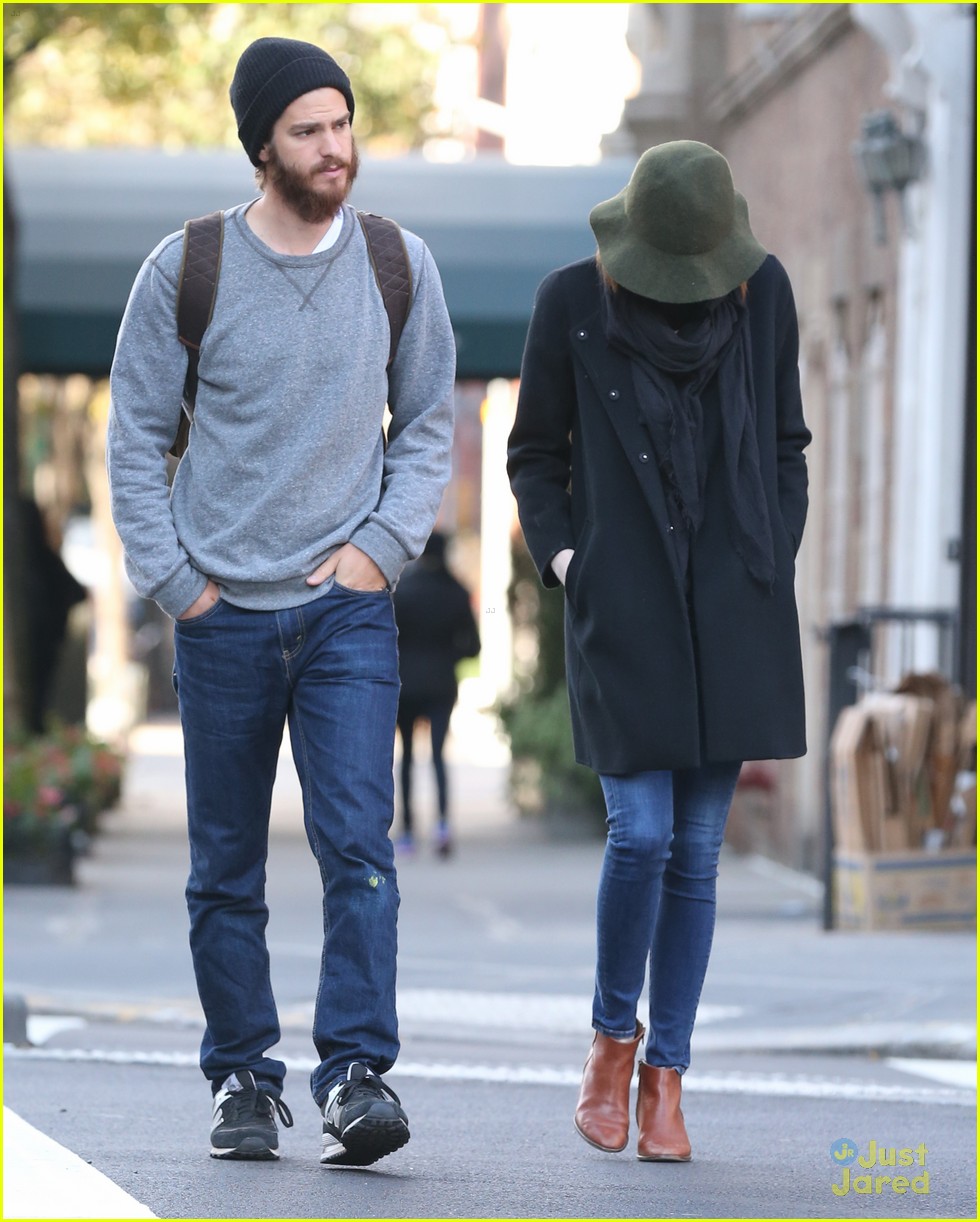 emma stone gets shy during stroll with andrew garfield 10
