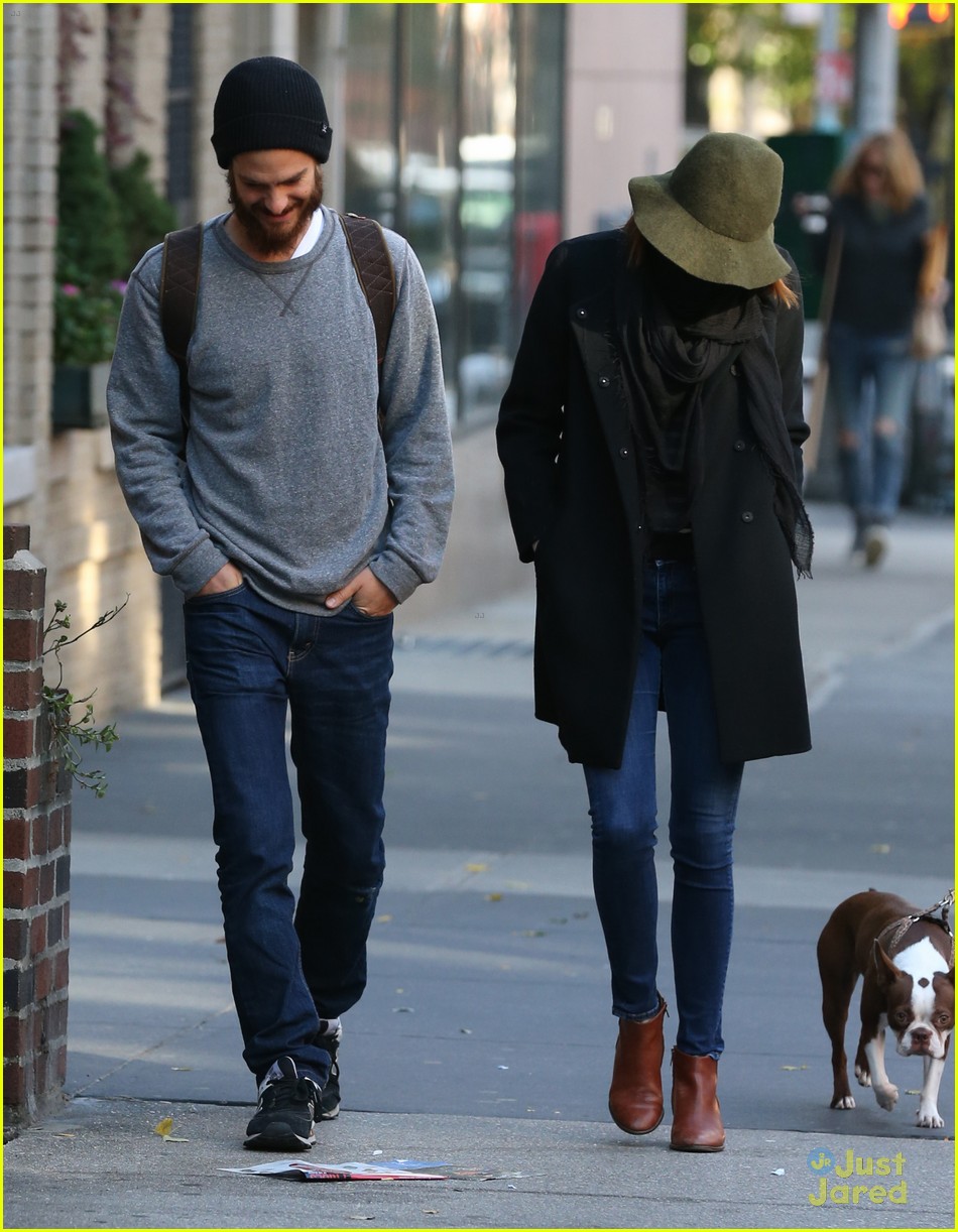 emma stone gets shy during stroll with andrew garfield 13