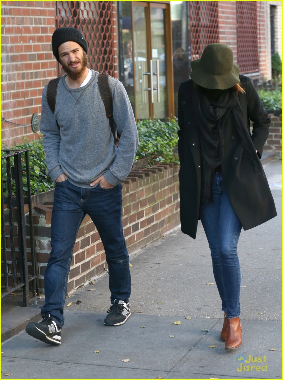 emma stone gets shy during stroll with andrew garfield 16