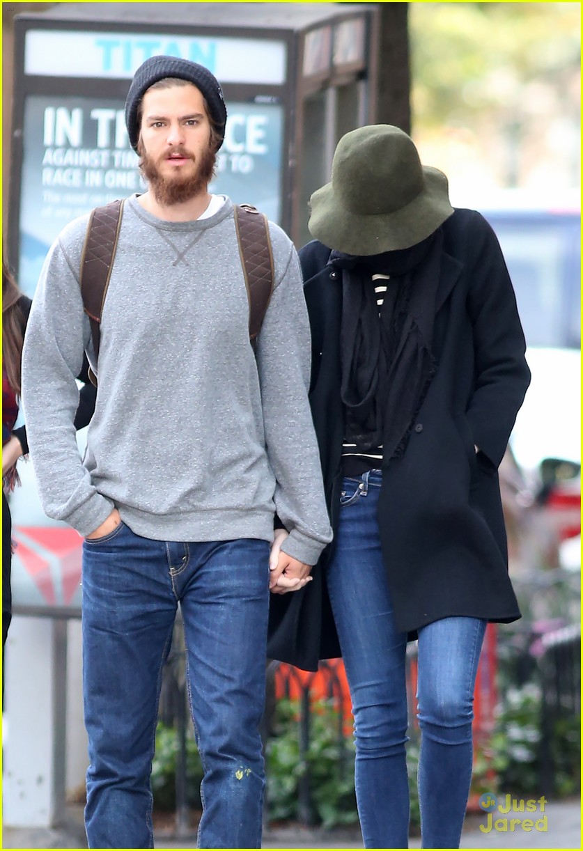 emma stone gets shy during stroll with andrew garfield 18