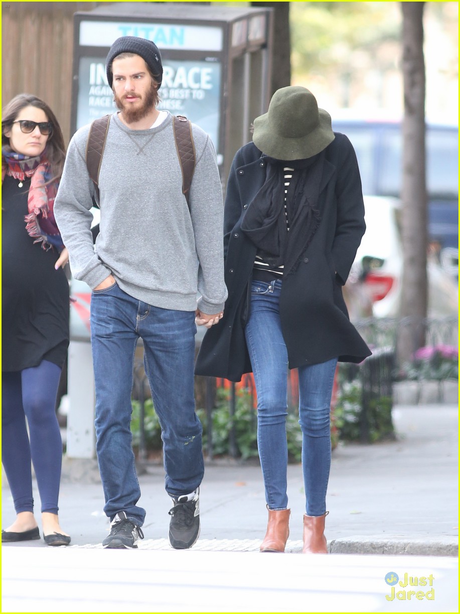 emma stone gets shy during stroll with andrew garfield 19