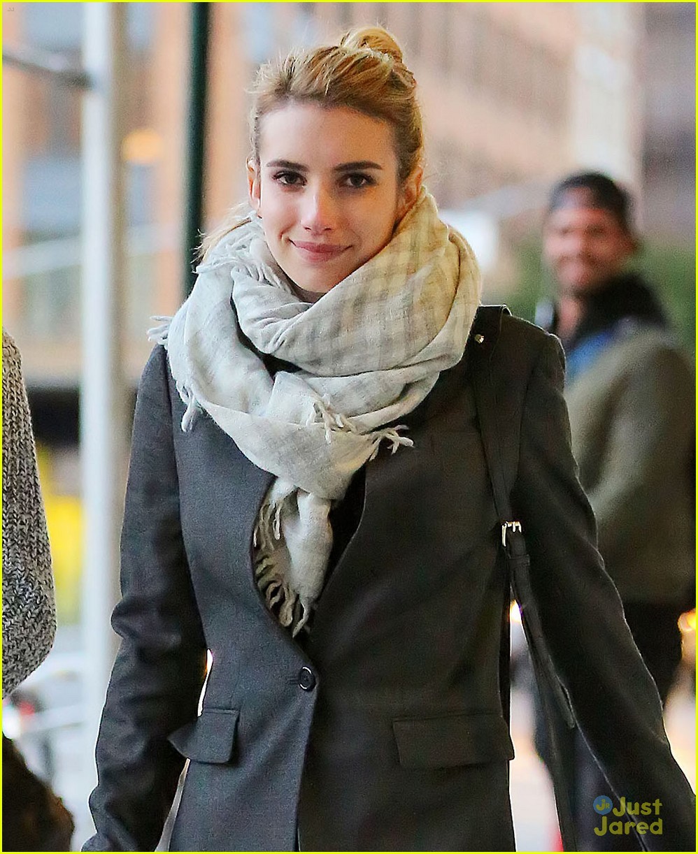 emma roberts loves listening to taylor swifts new album 05