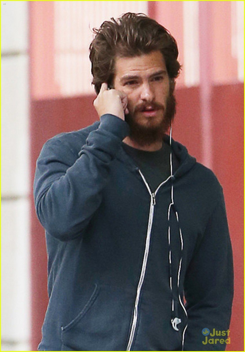 andrew garfield picks up important call 02