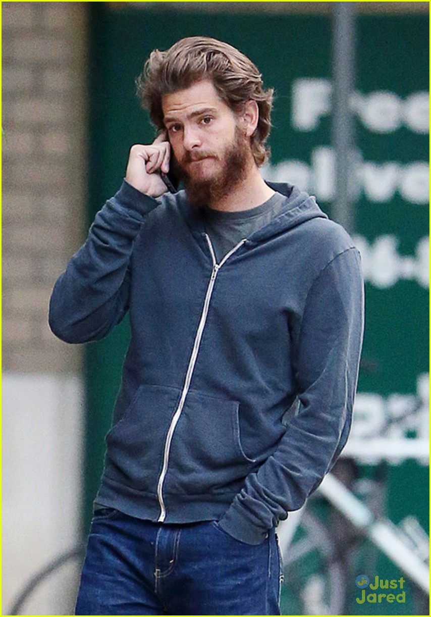 andrew garfield picks up important call 04