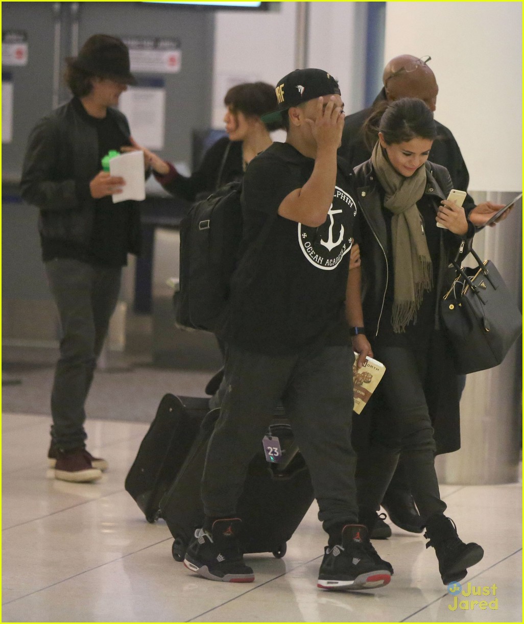 orlando bloom selena gomez walks steps apart from each other at the airport 04
