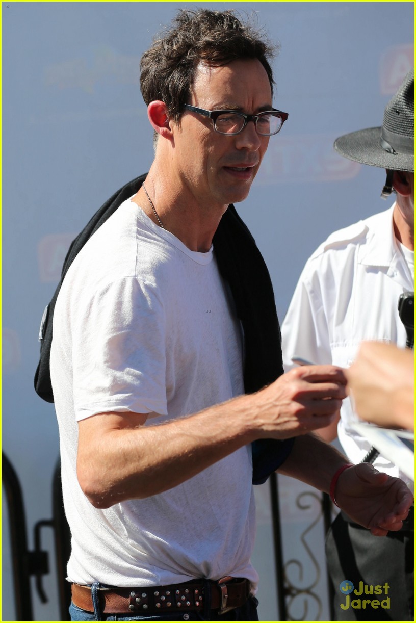 grant gustin lift up shirt for extra appearance 04