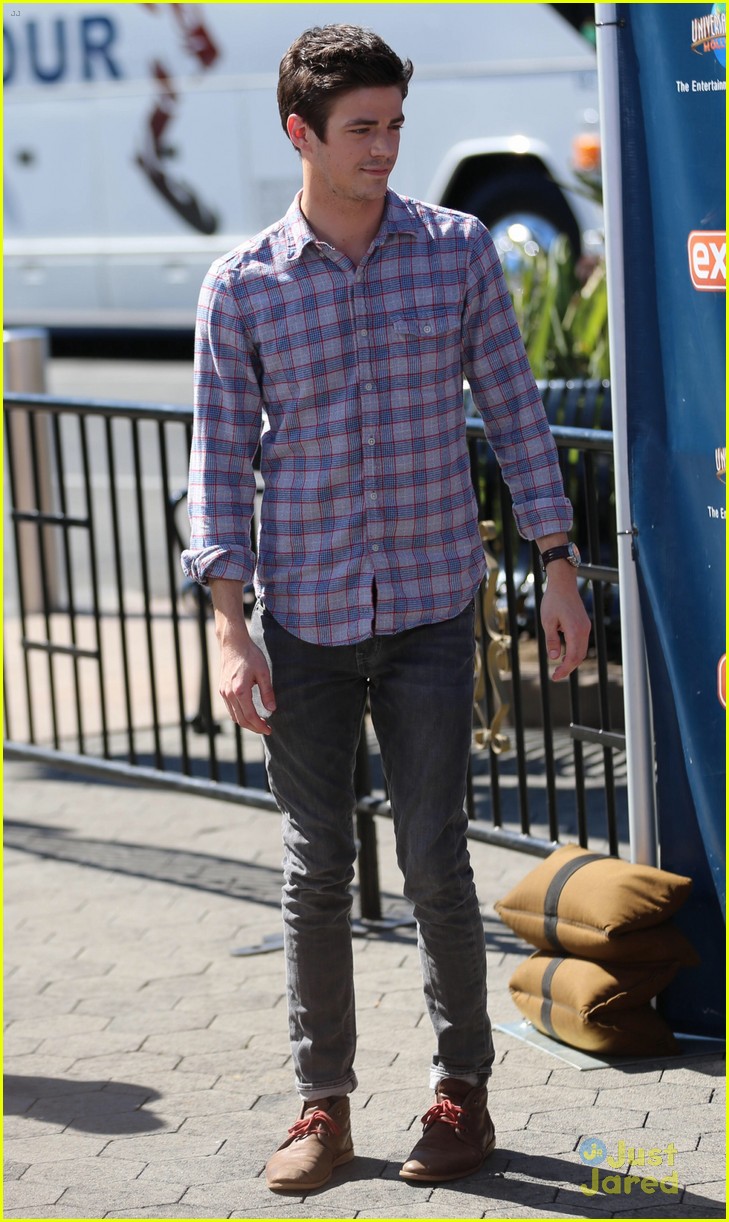 grant gustin lift up shirt for extra appearance 10
