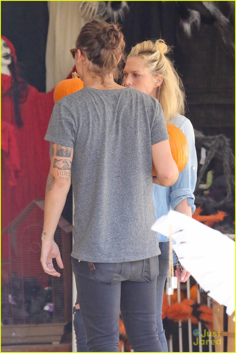 harry styles goes pumpkin picking with erin foster 04