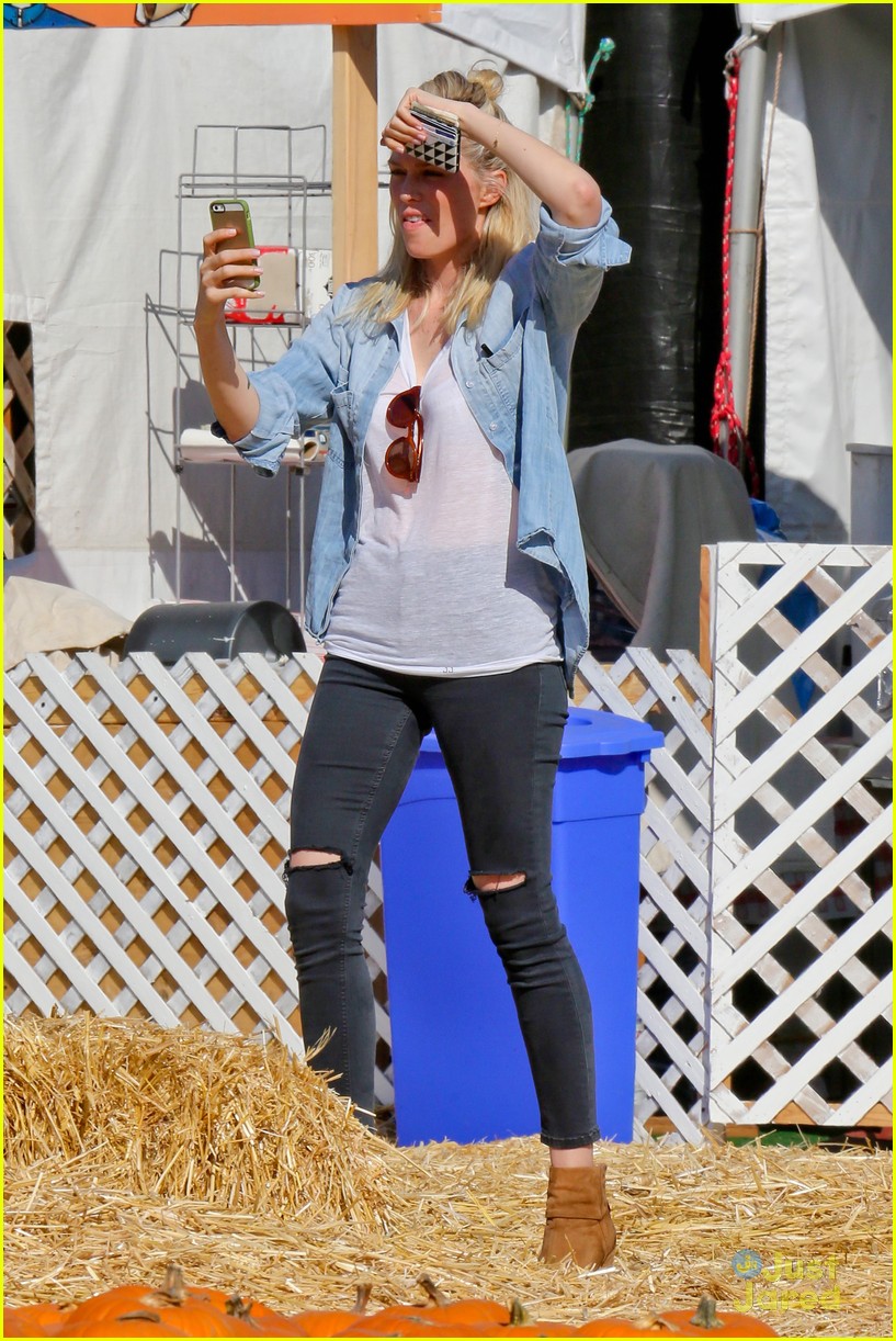 harry styles goes pumpkin picking with erin foster 09