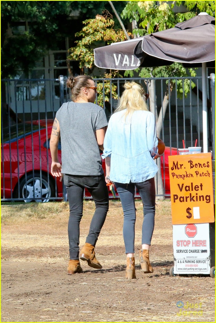 harry styles goes pumpkin picking with erin foster 11