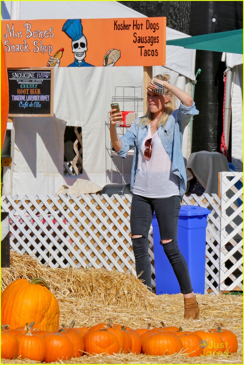 harry styles goes pumpkin picking with erin foster 13
