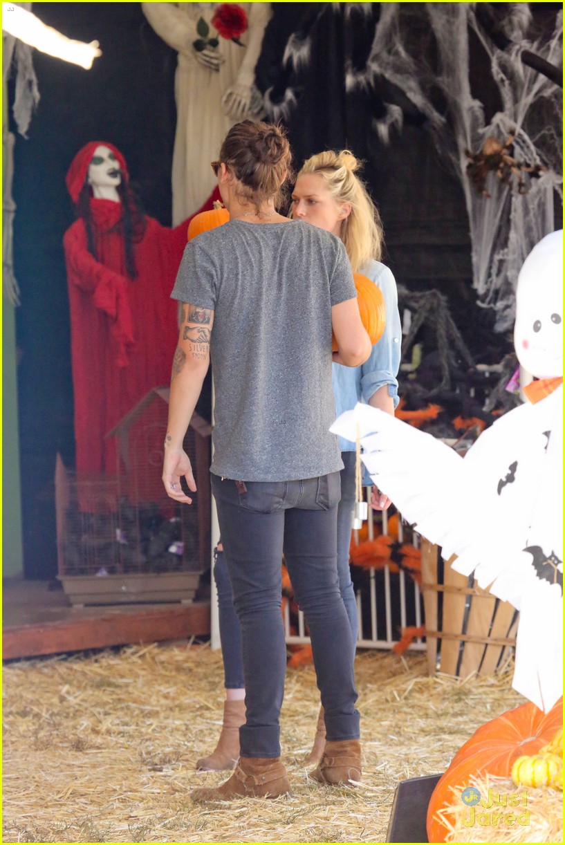 harry styles goes pumpkin picking with erin foster 17