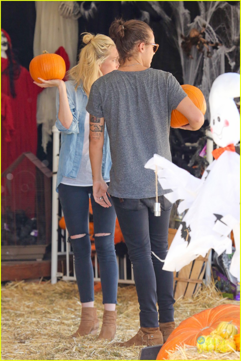 harry styles goes pumpkin picking with erin foster 22