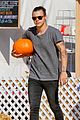 harry styles goes pumpkin picking with erin foster 02