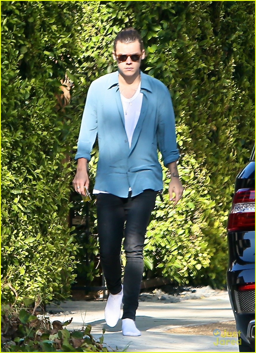 harry styles steps out before taylor swift out of woods drops 03