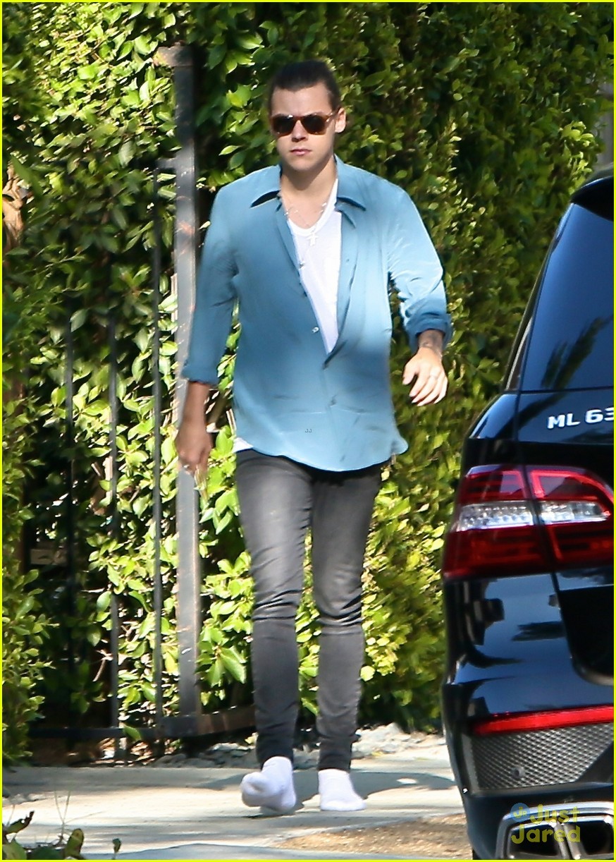 harry styles steps out before taylor swift out of woods drops 06
