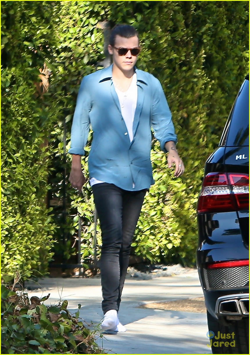 harry styles steps out before taylor swift out of woods drops 21