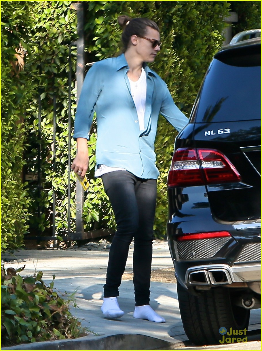harry styles steps out before taylor swift out of woods drops 29