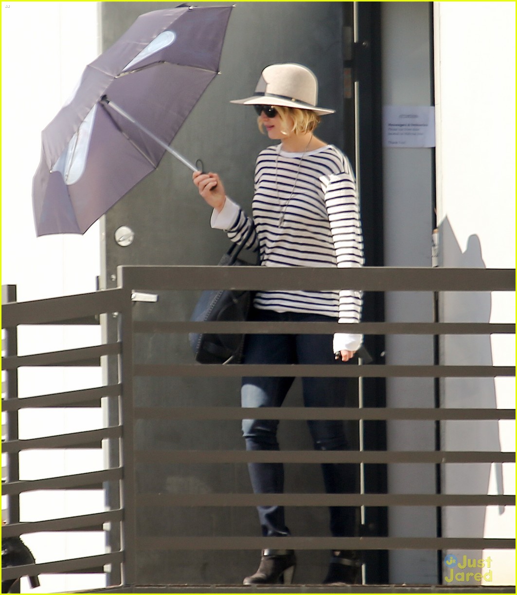 jennifer lawrence protects herself from the sun 03