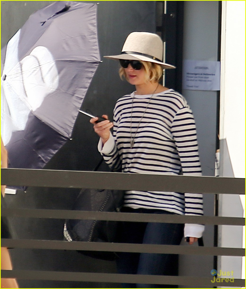 jennifer lawrence protects herself from the sun 04