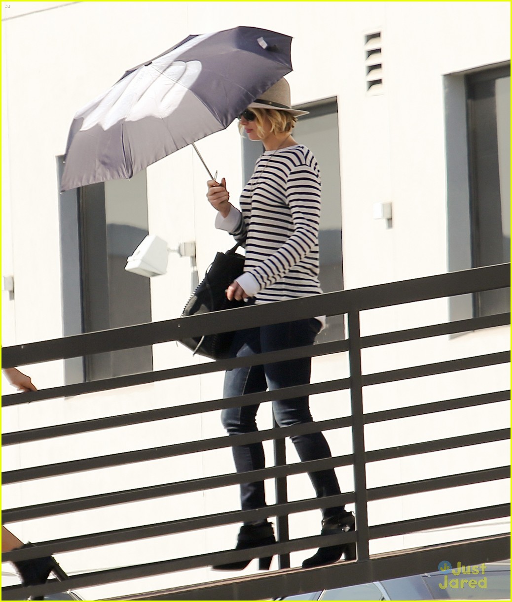 jennifer lawrence protects herself from the sun 10