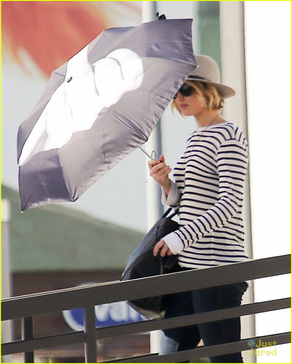 jennifer lawrence protects herself from the sun 11