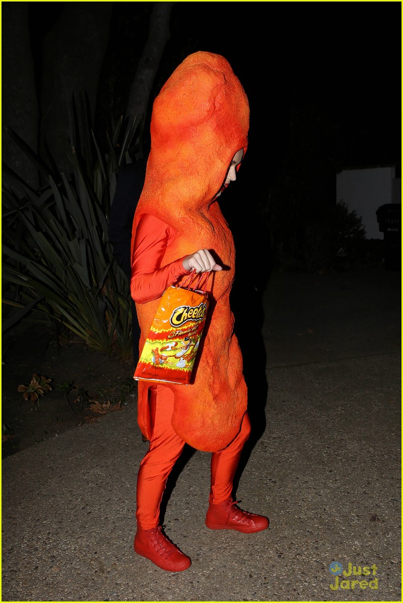 katy perry turns into a flaming hot cheeto for halloween 2014 17