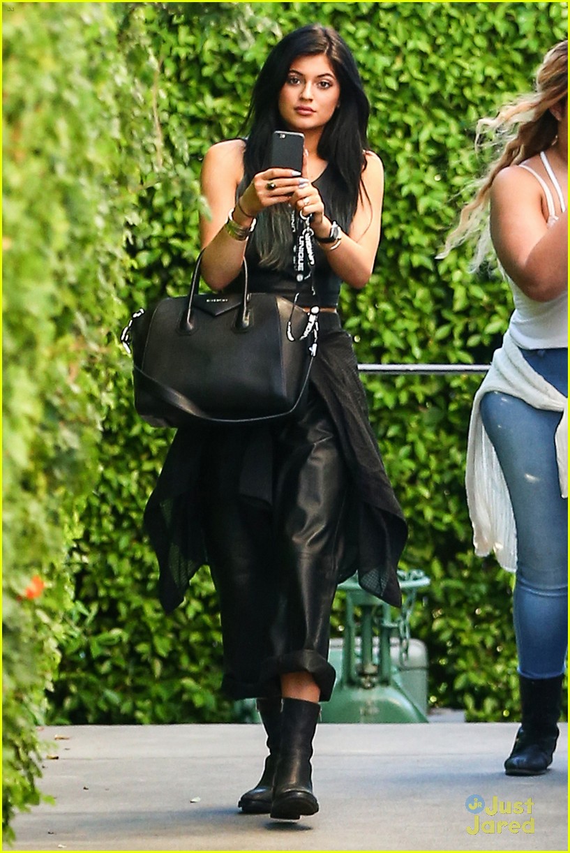 kendall jenner looks modelesque in casual clothes 06