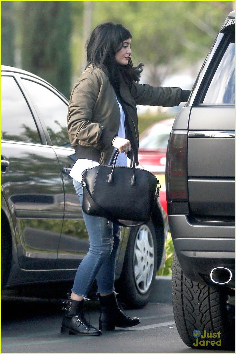 Kylie jenner outlet bomber jacket outfit