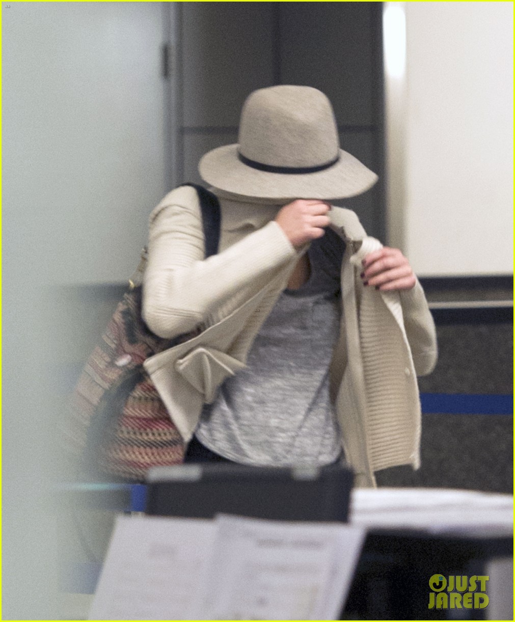 jennifer lawrence touches down at lax after serena 01