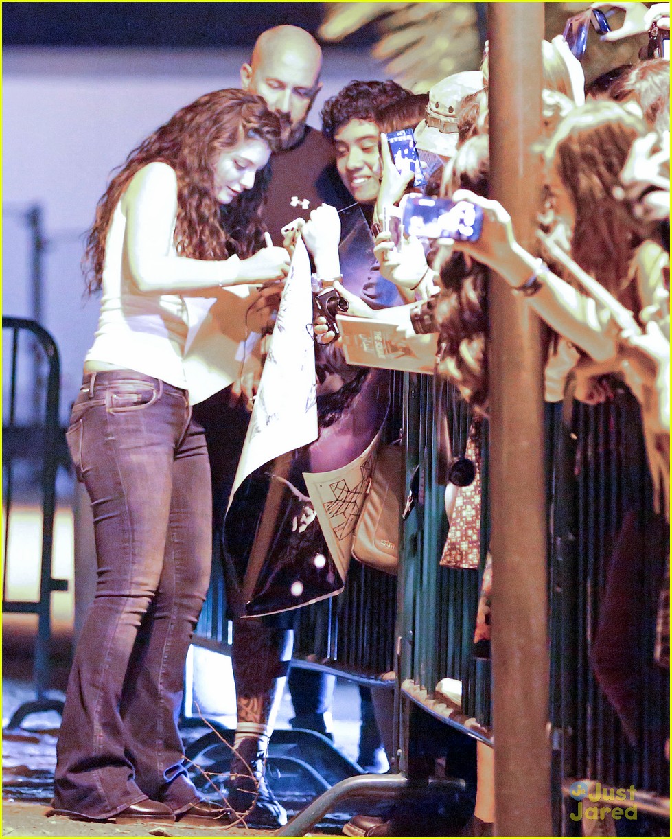 lorde makes time for fans after sold out concert 03