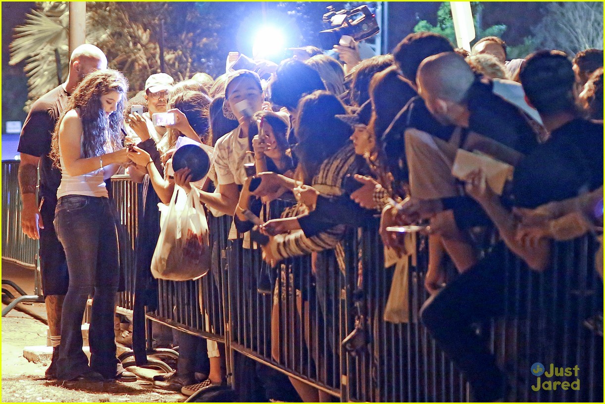 lorde makes time for fans after sold out concert 10