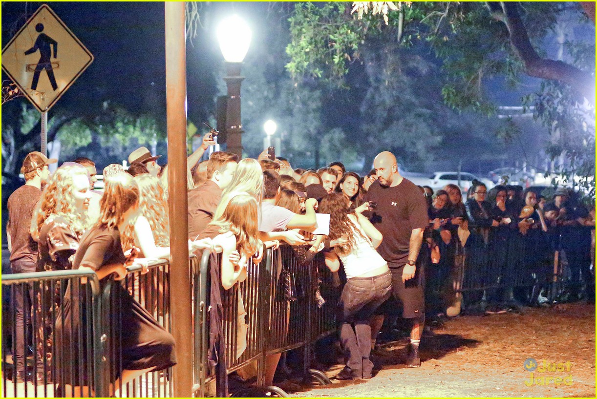 lorde makes time for fans after sold out concert 12