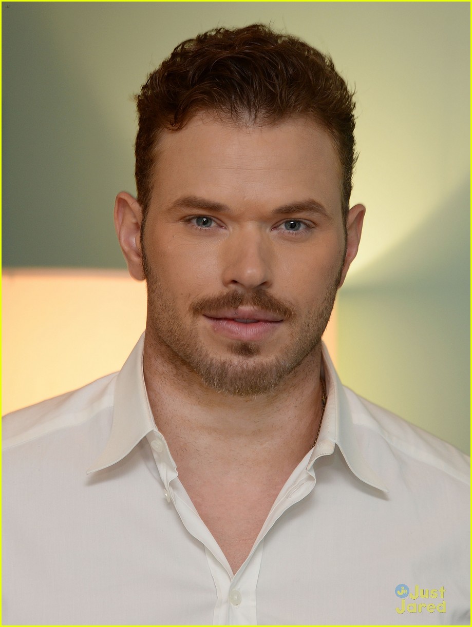 kellan lutz handsome at tods cocktail party 04