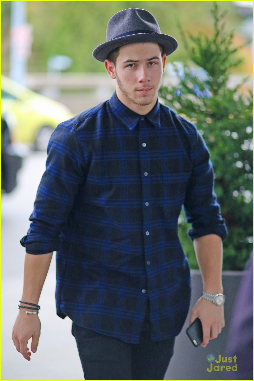 nick jonas airport after we day 01