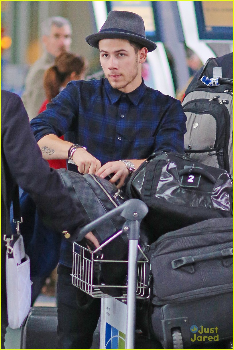 nick jonas airport after we day 03